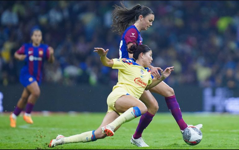 Kiana Palacios e Ingrid Engen disputan el balón durante el partido de ayer en el estadio Azteca. IMAGO7/R. Vadillo