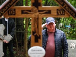 Un hombre presenta honores ante la tumba de Yevgeny Prigozhin, en el cementerio Porokhov de San Petersburgo. EFE/A. Maltsev