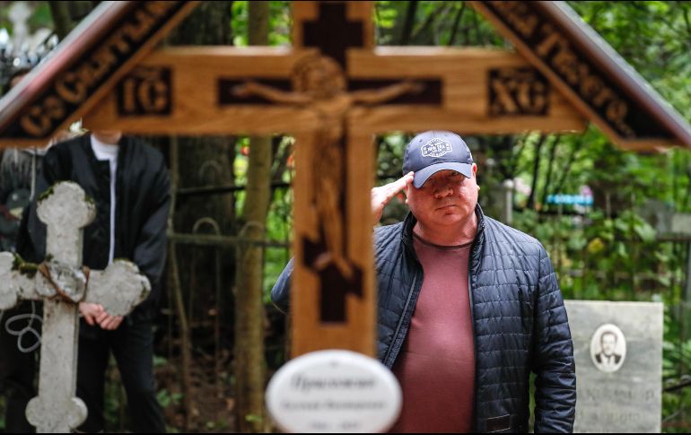Un hombre presenta honores ante la tumba de Yevgeny Prigozhin, en el cementerio Porokhov de San Petersburgo. EFE/A. Maltsev