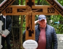 Un hombre presenta honores ante la tumba de Yevgeny Prigozhin, en el cementerio Porokhov de San Petersburgo. EFE/A. Maltsev