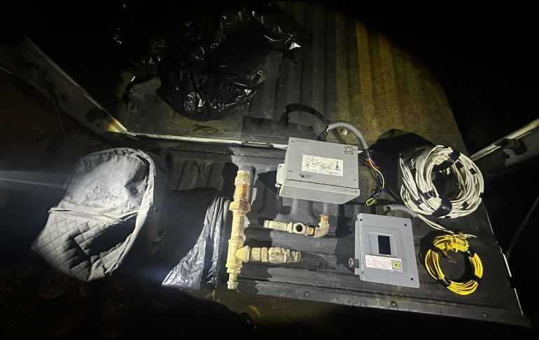 Al realizar una revisión bajo el protocolo correspondiente, les localizaron aproximadamente 100 metros de cableado, una caja de registro de luz, un centro de carga y tubería. ESPECIAL