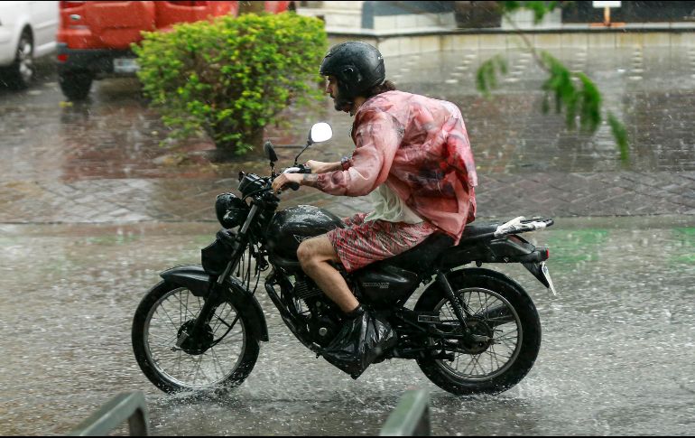 Las lluvias, a partir del rango de fuertes, podrían reducir la visibilidad en tramos carreteros, ocasionar el incremento en niveles de ríos y arroyos, así como generar deslaves, inundaciones y encharcamientos. EL INFORMADOR / ARCHIVO