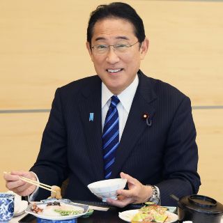 Primer ministro de Japón come pescado tras verter agua de reactores al mar