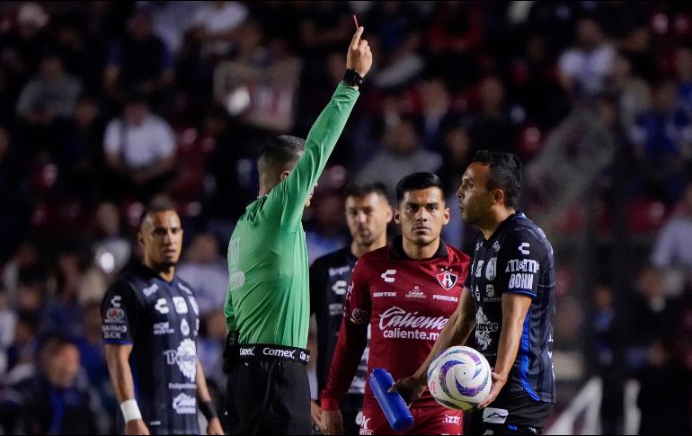 Omar Mendoza, lateral derecho de Gallos, vio la tarjeta roja cuando el árbitro Fernando Hernández se dio cuenta de una acción inesperada. IMAGO7