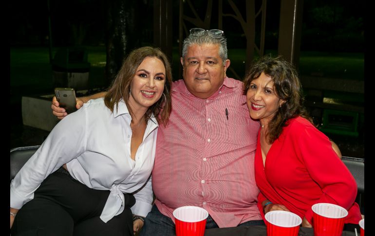 Cristy González, Adolfo Castellanos y Claudia Ayón. GENTE BIEN JALISCO/ Jorge Soltero