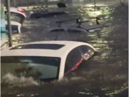 Bajo el agua quedaron varios vehículos. ESPECIAL