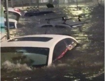Bajo el agua quedaron varios vehículos. ESPECIAL