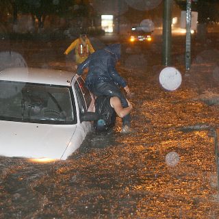 Esto debes hacer si tu coche se inundó tras una fuerte lluvia