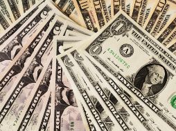 El peso mexicano se ubica en los mercados internacionales alrededor de los 17.02 pesos por dólar al mayoreo. Foto de Alexander Schimmeck en Unsplash