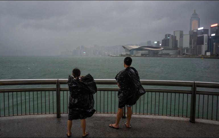Hong Kong amaneció hoy paralizada, con colegios, transportes y comercios cerrados, a la espera de la llegada del 