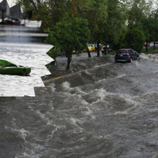 VIDEO: Hombre se hace VIRAL al pasear en su kayak tras inundación en Guadalajara
