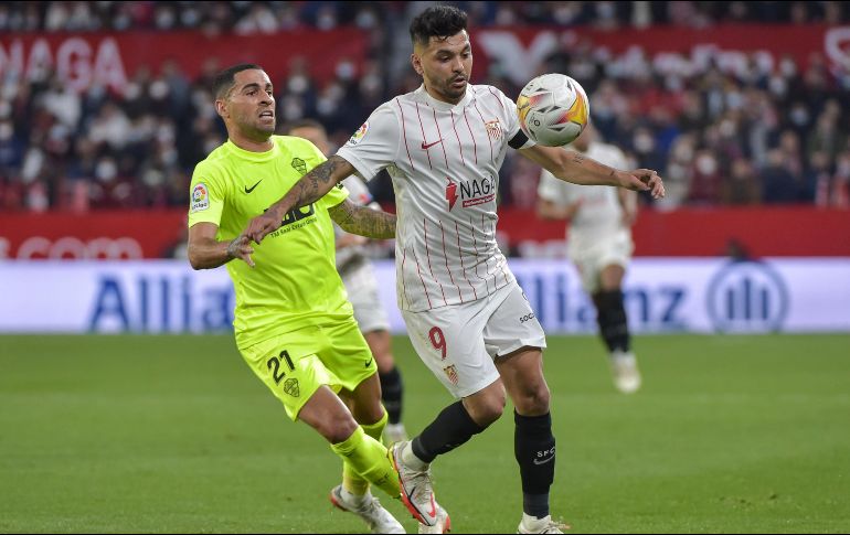 El mexicano Corona (#9) jugó en el Porto del 2015 al 2022 para posteriormente enrolarse con el Sevilla de España. AFP / ARCHIVO
