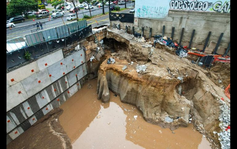 El socavón además engulló un árbol que se encuentra sobre la banqueta y dañó un poste del tendido eléctrico. EL INFORMADOR / A. Navarro