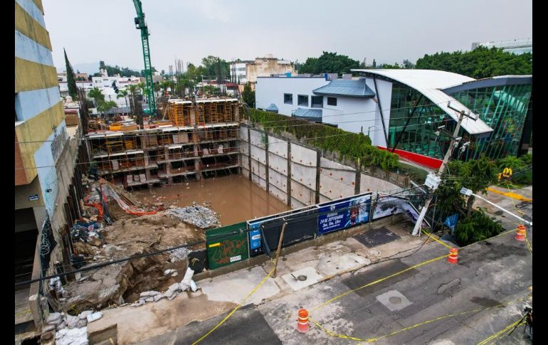 El socavón además engulló un árbol que se encuentra sobre la banqueta y dañó un poste del tendido eléctrico. EL INFORMADOR / A. Navarro