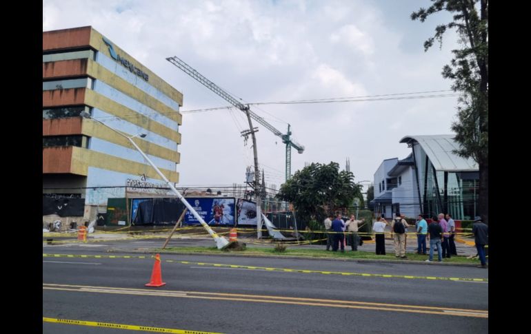 El socavón además engulló un árbol que se encuentra sobre la banqueta y dañó un poste del tendido eléctrico. EL INFORMADOR / J. Velazco