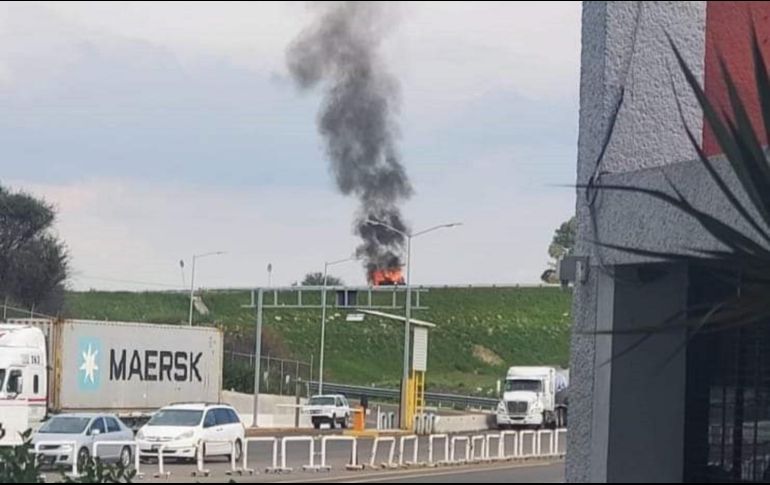 Según información extraoficial, lo anterior derivó de un enfrentamiento ocurrido previamente en La Chona, y en su huida los criminales robaron el vehículo para huir y aprovechar el cierre de la carretera. ESPECIAL