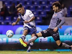 Martín Barragán y Rodrigo Godínez en una jugada del partido. Con la victoria, Puebla llegó a 7 puntos. EFE/H. Ríos
