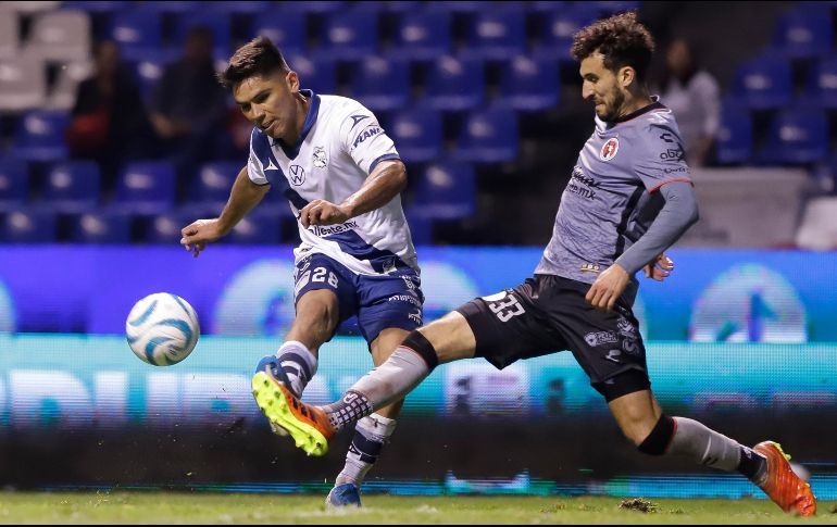 Martín Barragán y Rodrigo Godínez en una jugada del partido. Con la victoria, Puebla llegó a 7 puntos. EFE/H. Ríos