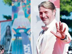 El actor Mads Mikkelsen posa desde la alfombra roja del Festival de Cine de Venecia. EFE