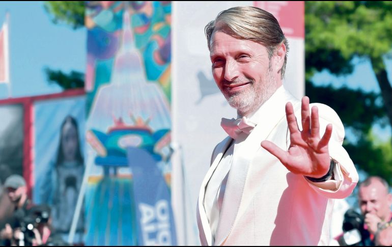 El actor Mads Mikkelsen posa desde la alfombra roja del Festival de Cine de Venecia. EFE