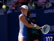 Iga Swiatek pasó a los octavos de final del US Open tras vencer a su amiga Kaja Javan 6-0, 6-1. EFE/S. Yenesel