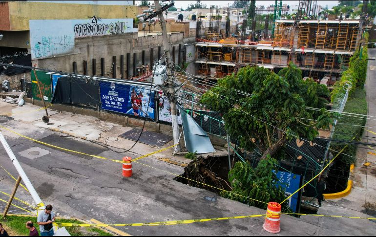 Riesgo. La lluvia ocasionó que el socavón de avenida Ámbar, que se formó el 12 de agosto, se abriera otra vez. El deslave de tres metros de profundidad engulló un árbol y dañó un poste. EL INFORMADOR/A. Navarro