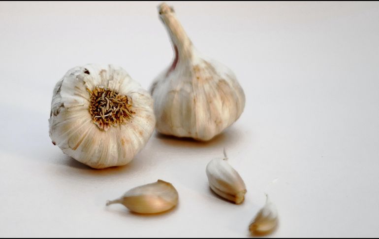Para hacer más efectivo el consumo del ajo crudo, se recomienda la ingesta en ayunas. ESPECIAL / Sanjay Dosajh vía Unsplash