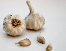 Para hacer más efectivo el consumo del ajo crudo, se recomienda la ingesta en ayunas. ESPECIAL / Sanjay Dosajh vía Unsplash