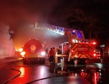 Al sitio, acudieron bomberos de Zapopan, Tonalá, Tlaquepaque, El Salto y del Estado para apoyar en las labores de extinción del fuego. ESPECIAL / Bomberos de Guadalajara