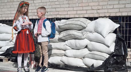 Niños asistieron a su primer día de clases con ropa tradicional. AFP/Y. Dyachyshyn
