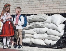 Niños asistieron a su primer día de clases con ropa tradicional. AFP/Y. Dyachyshyn