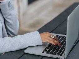En caso de que tu acta de nacimiento tenga un error, puede corregirse fácilmente, sólo necesitas enviar un correo electrónico al Rregistro Civil. Pexels.