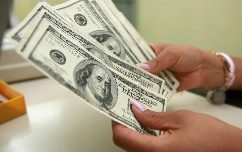 El dólar inició la jornada de hoy lunes por arriba de los 17 pesos. EL INFORMADOR / ARCHIVO