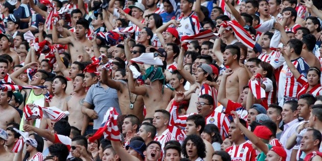 Aficionados de Chivas atacan cami&oacute;n donde viajaban familias de Monterrey (VIDEO)