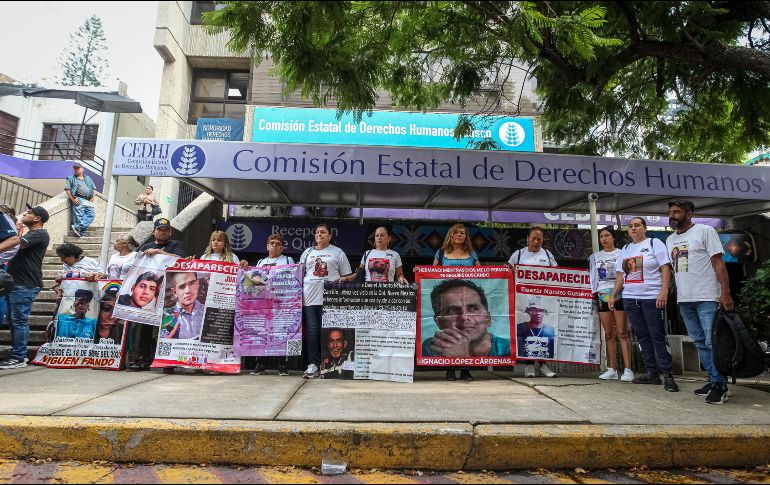 Familiares de personas desaparecidas acudieron a las instalaciones de la CEDHJ para presentar una queja por la falta de respuesta a sus peticiones. EL INFORMADOR / H. Figueroa