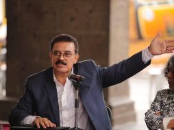 El regidor Carlos Lomelí Bolaños, quien recordó que cuando era oposición, el hoy Gobernador Enrique Alfaro Ramírez prometió terminar con la problemática de inundaciones, pero no ha sucedido. Especial.