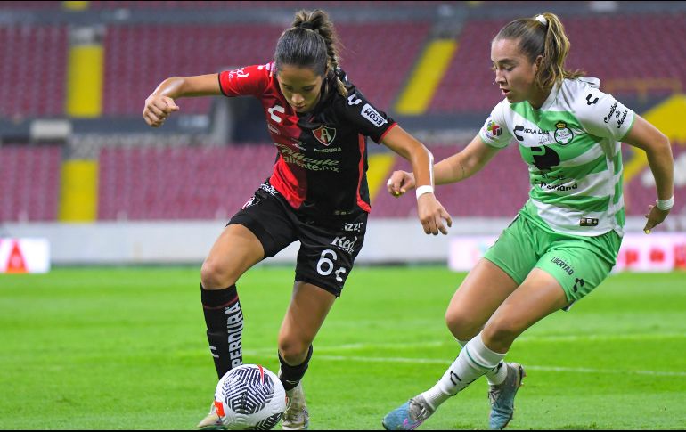 Valeria Razo defiende el balón bajo la marca de Luisa De Alba. IMAGO7