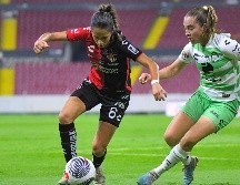 Valeria Razo defiende el balón bajo la marca de Luisa De Alba. IMAGO7