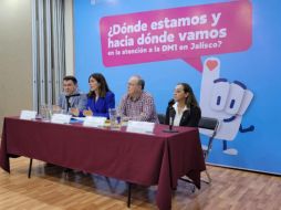 El secretario de Salud Jalisco, Fernando Petersen (2d), señala que la mayoría de estos casos corresponden a menores de 19 años. EL INFORMADOR / M. Hernández