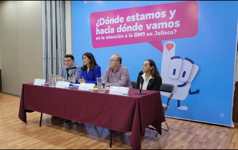 El secretario de Salud Jalisco, Fernando Petersen (2d), señala que la mayoría de estos casos corresponden a menores de 19 años. EL INFORMADOR / M. Hernández