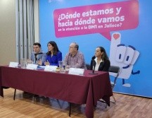 El secretario de Salud Jalisco, Fernando Petersen (2d), señala que la mayoría de estos casos corresponden a menores de 19 años. EL INFORMADOR / M. Hernández