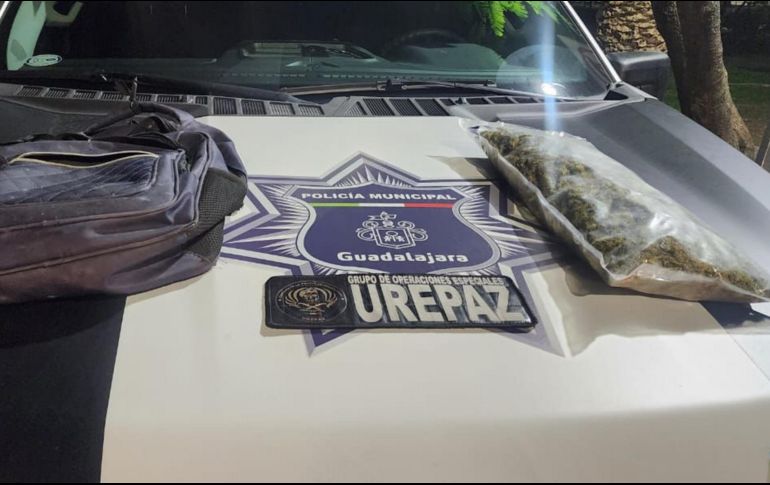 Los oficiales le marcaron el alto y tras una inspección de protocolo, le fueron asegurados 500 gramos de presunta marihuana que llevaba en la mochila. CORTESÍA