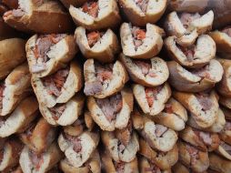 Nada como comerse una rica torta ahogada bañada de salsa y chile. EL INFORMADOR/Archivo