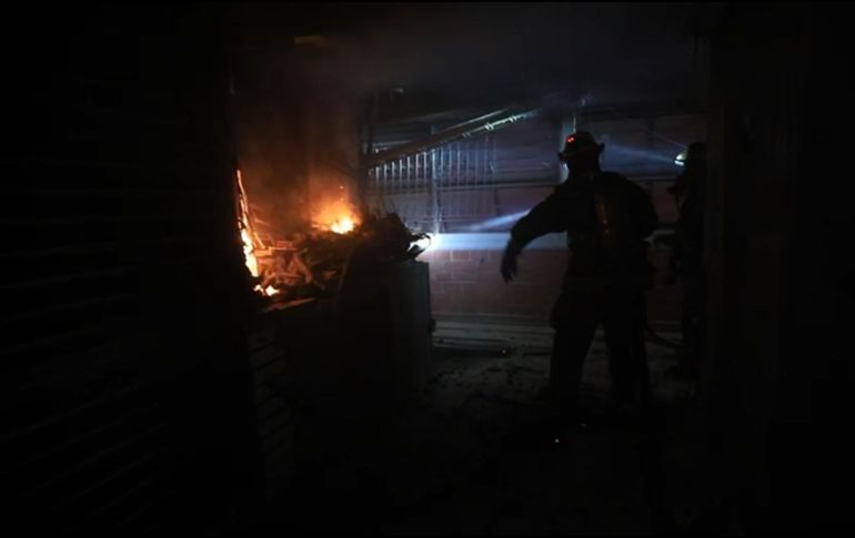 Un incendio afectó la madrugada de este miércoles algunos locales ubicados en el tercer piso del Mercado San Juan de Dios. ESPECIAL / Protección Civil