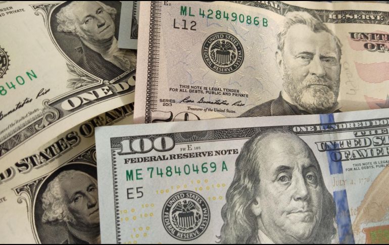 El peso mexicano se ubica en los mercados internacionales alrededor de los 17.54 pesos.  Foto de Avinash Kumar en Unsplash