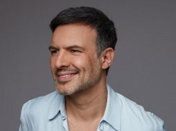 Este viernes 7 de septiembre será el estreno de la nueva comedia de ViX, “Me vuelves loca”, protagonizada por Aislinn Derbez, Alex de la Madrid y Ricardo Fastlicht, entre otros.  CORTESÍA