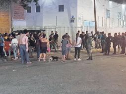 Vecinos de Pueblo Quieto encararon a los policías después del tiroteo, pues acusaron abusos en la redada para capturar a los agresores. ESPECIAL