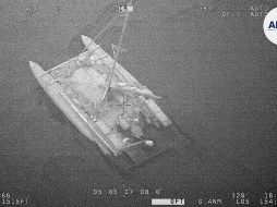 Catamarán parcialmente sumergido durante el rescate de 3 marineros en el mar Coral. AP/Autoridad de Seguridad Marítima de Australia