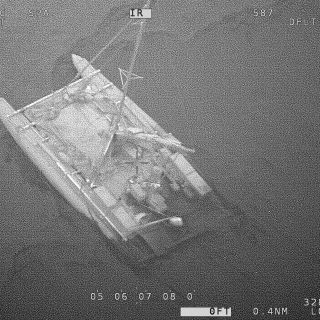 Rescatan a marineros que fueron atacados por tiburones