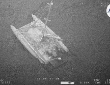 Catamarán parcialmente sumergido durante el rescate de 3 marineros en el mar Coral. AP/Autoridad de Seguridad Marítima de Australia